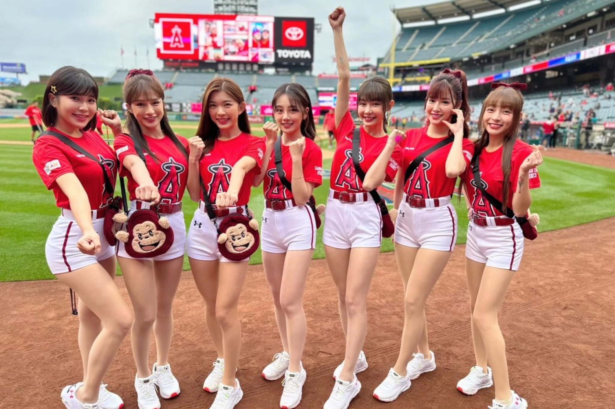 rakuten, rakuten baseball, baseball cheerleading